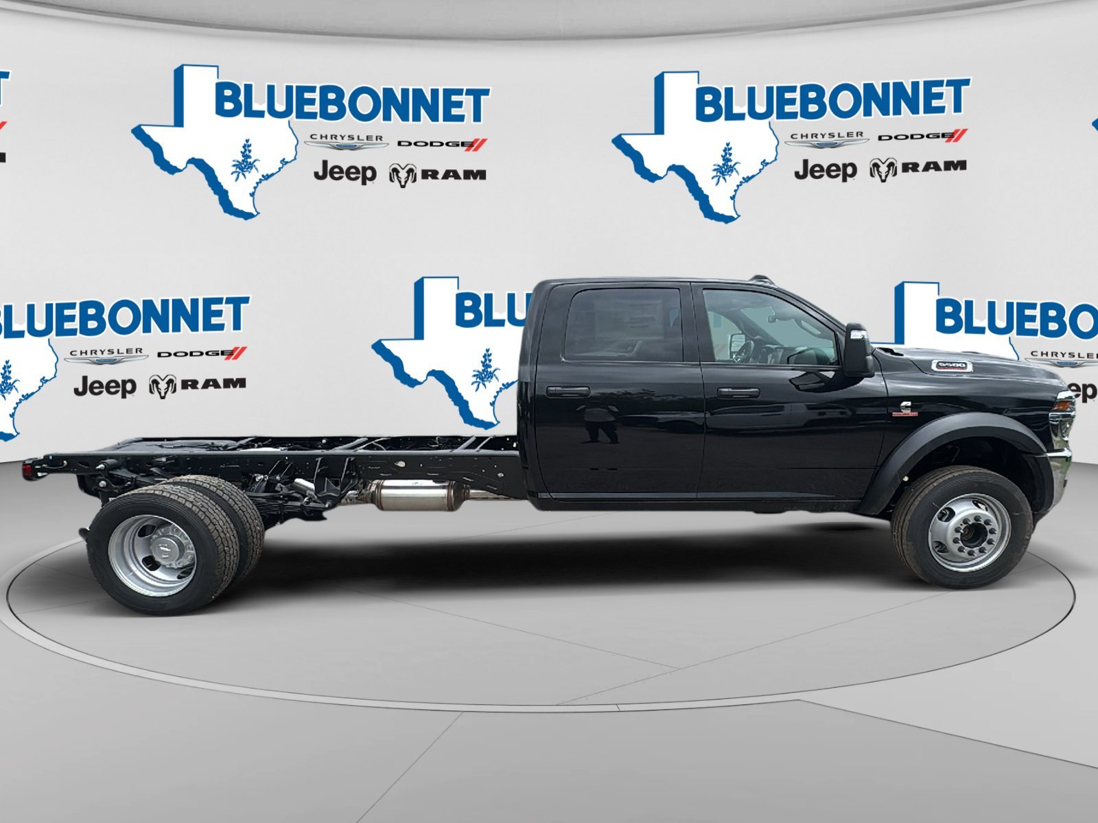 New 2026 Diamond Black Crystal Pearl-Coat Exterior Paint RAM Tradesman image 4
