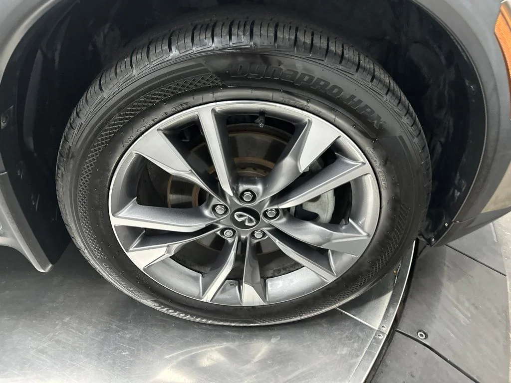 Used 2023 Silver INFINITI LUXE image 9
