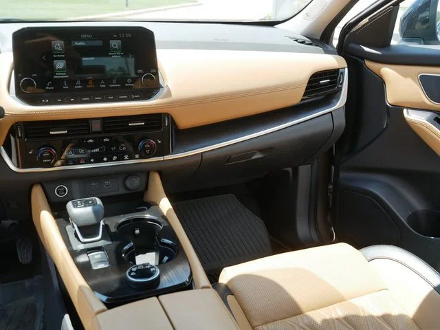 Used 2021 Gold Nissan Platinum image 22