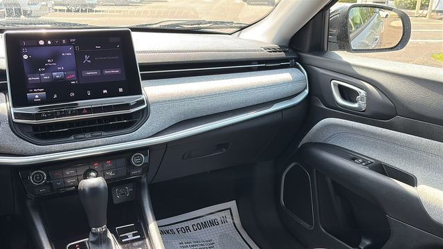 Used 2022 Silver Jeep Latitude image 23