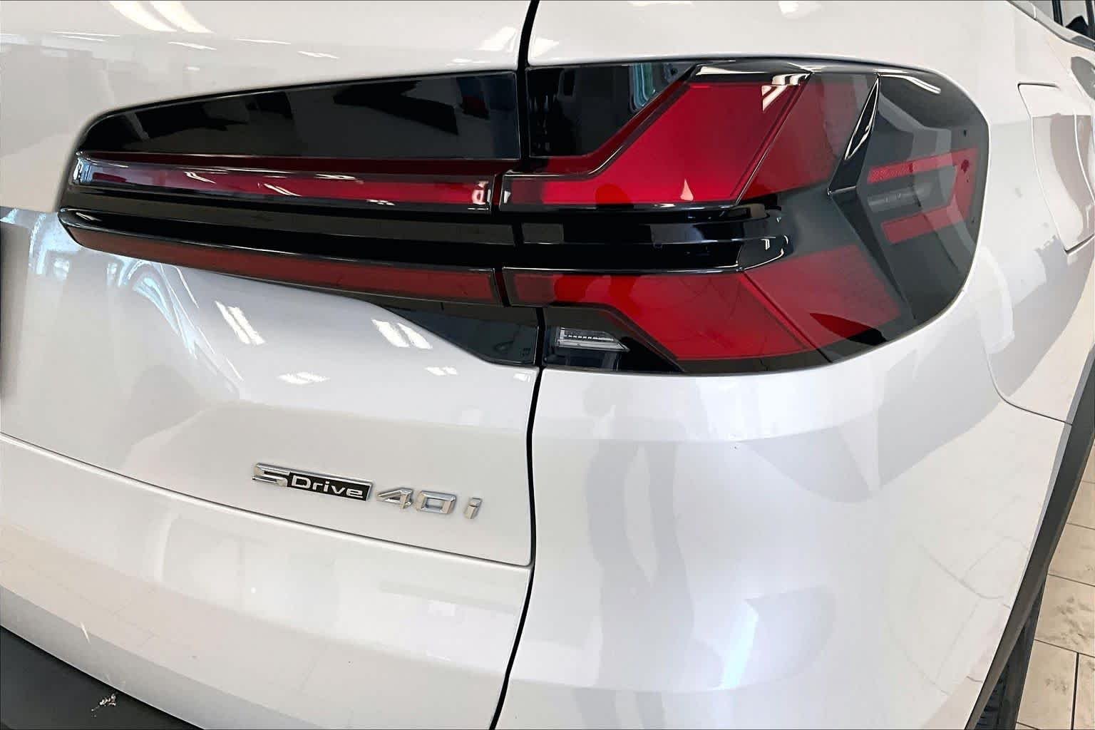 Used 2025 Mineral White Metallic BMW sDrive40i image 29