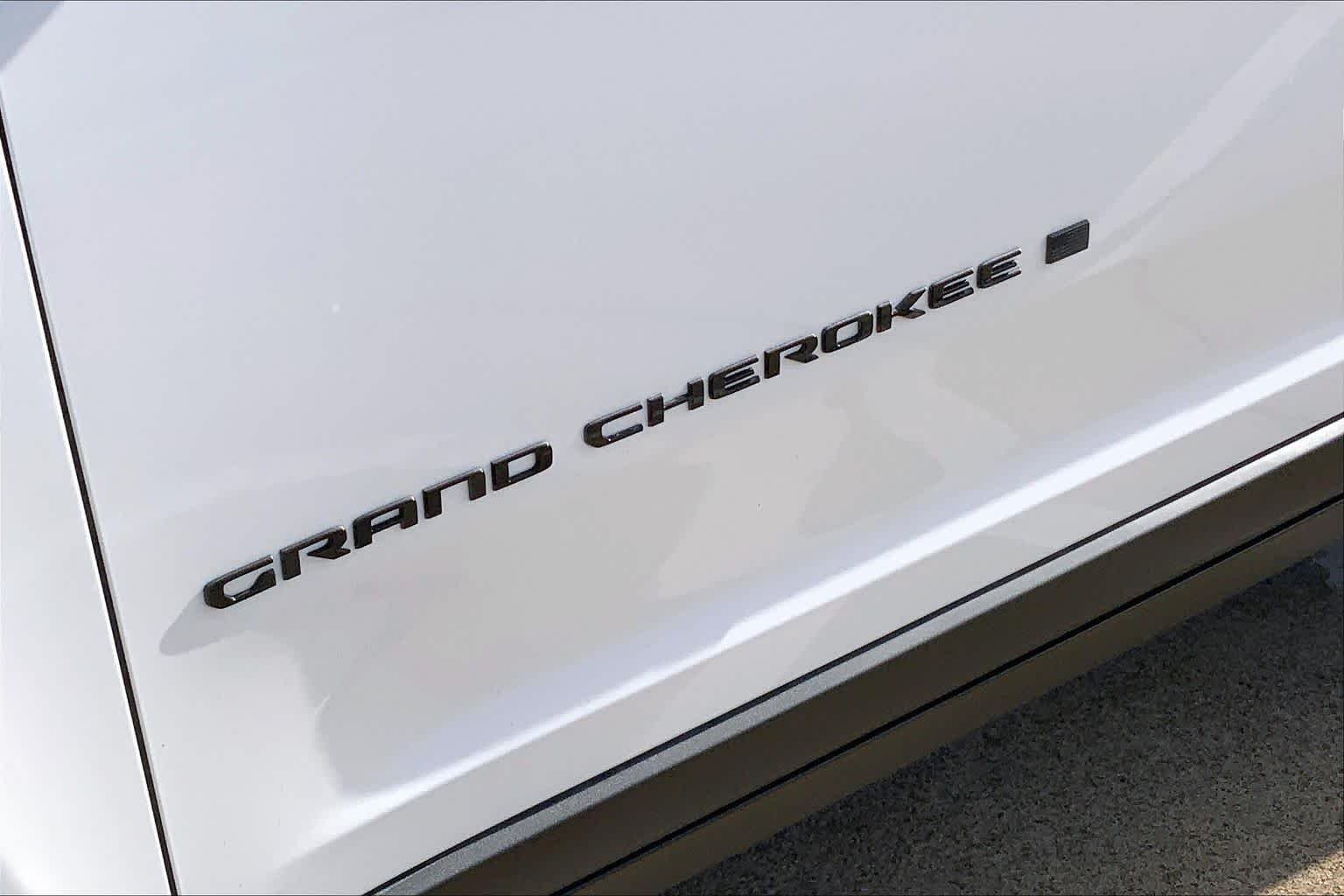 New 2026 Bright White Clear-Coat Exterior Paint Jeep Laredo Altitude image 15