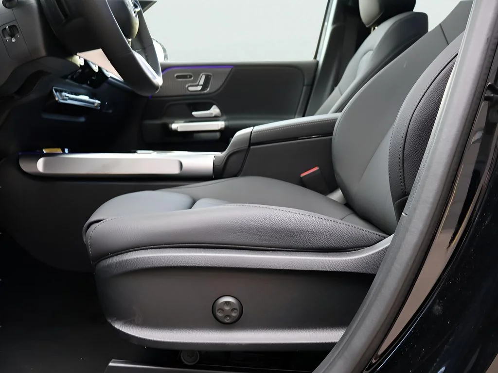 Used 2025  Mercedes-Benz GLB 250 image 38