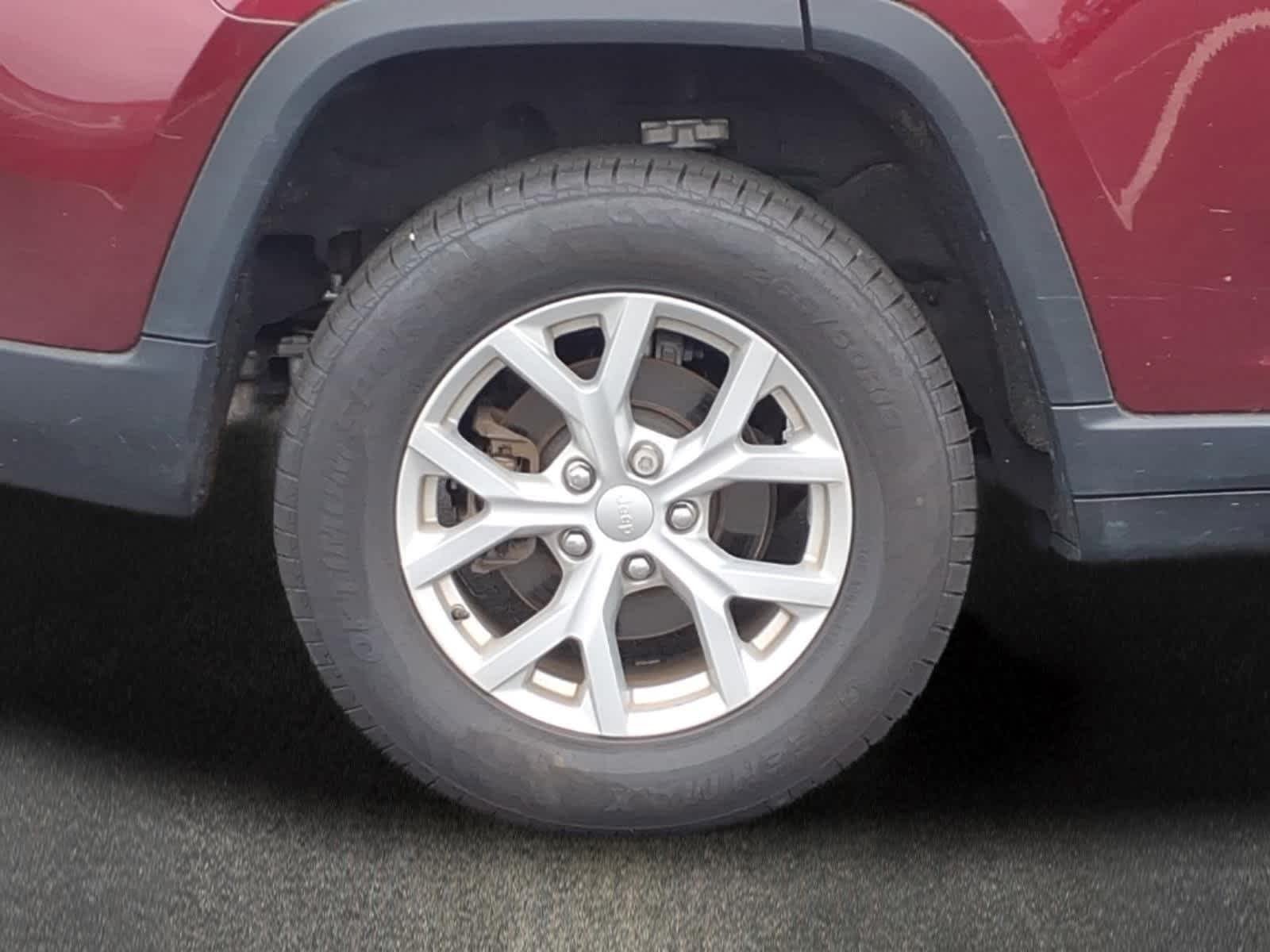 Used 2023 Velvet Red Pearlcoat Jeep Limited image 4