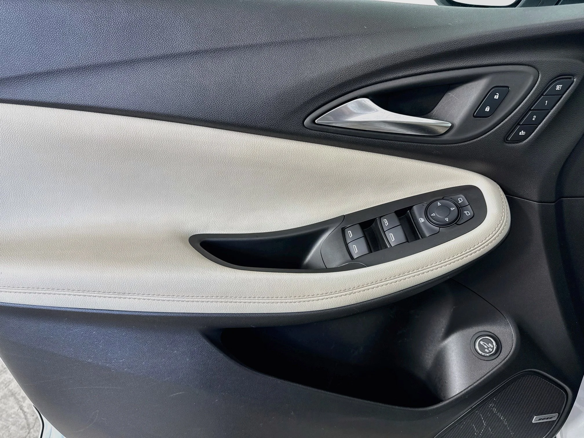 Used 2024 White Frost Tricoat Buick Avenir image 19