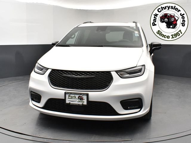 Used 2024 Chrysler Pacifica Limited with VIN 2C4RC1GG2RR117220 for sale in Burnsville, Minnesota