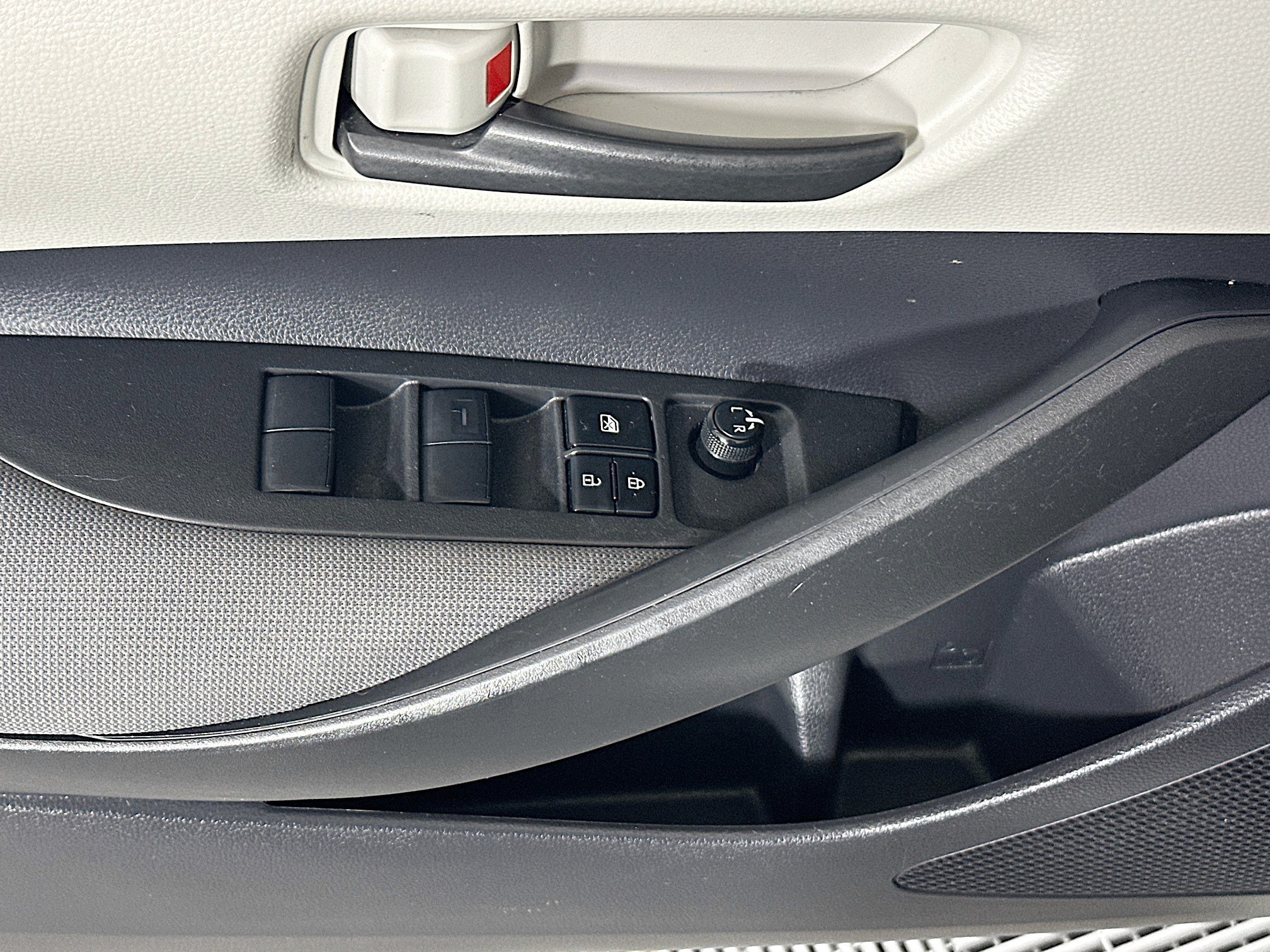 Used 2022 White Toyota LE image 14