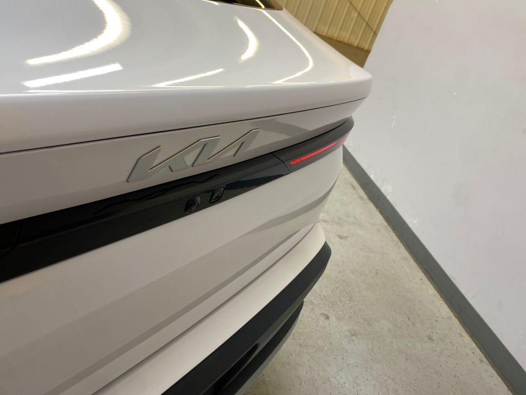 Used 2025 White Kia LXS image 16