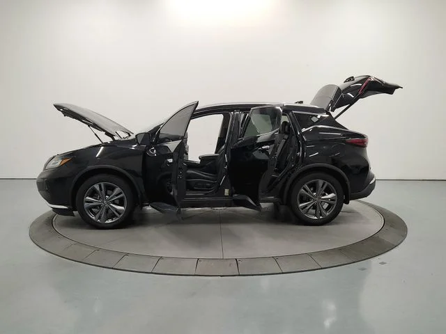 Used 2019 Black Nissan Platinum image 13