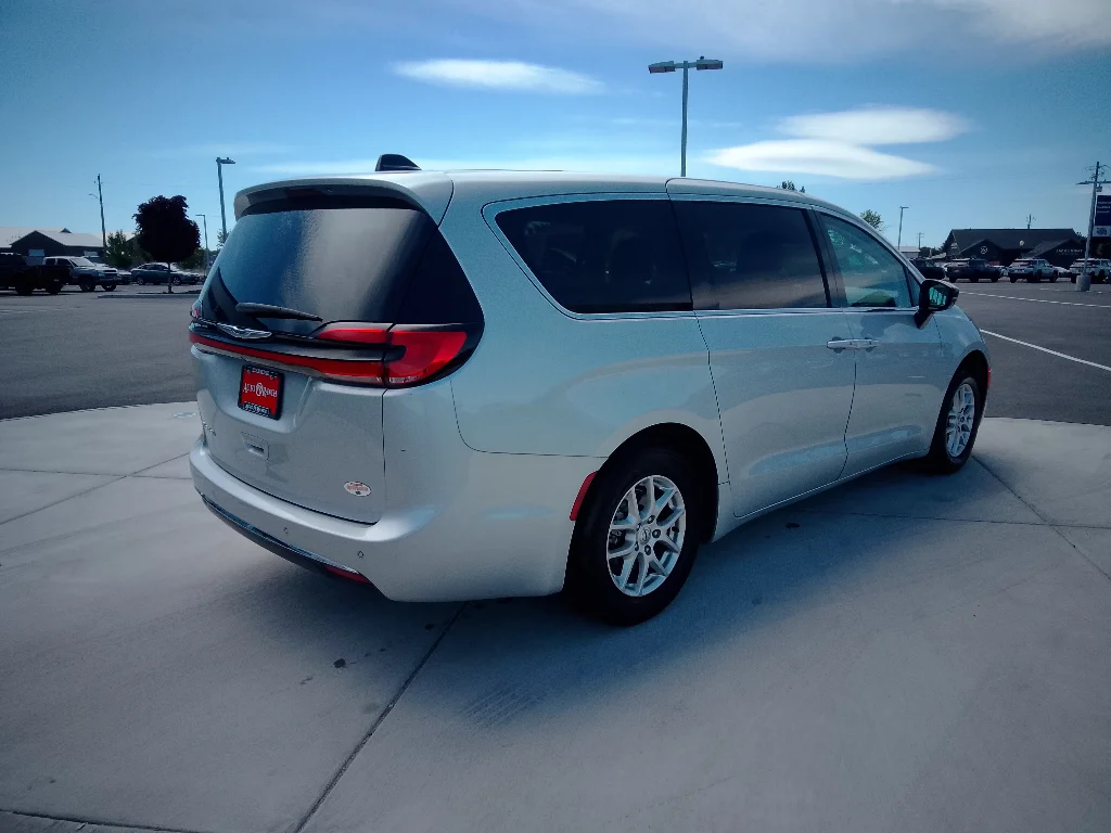 Used 2024 Silver Mist Clearcoat Chrysler Touring L image 3