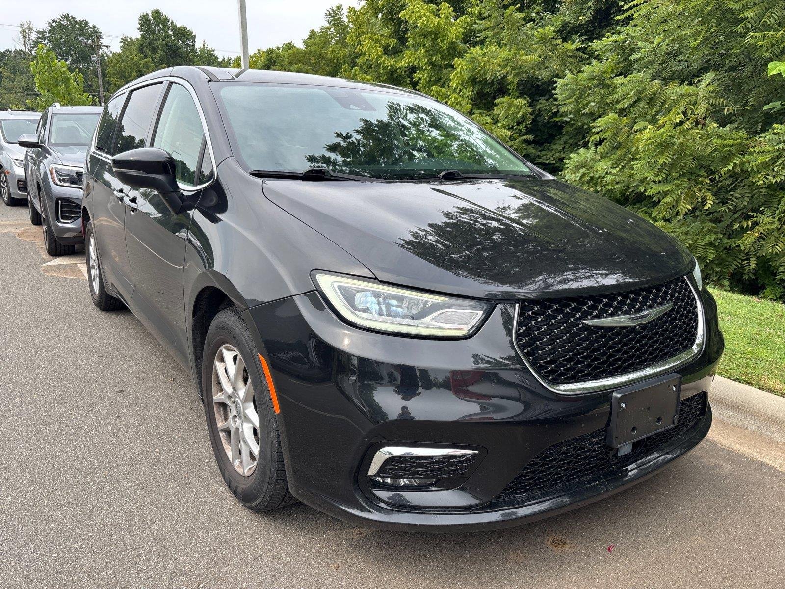 Used 2023 Brilliant Black Crystal Pearlcoat Chrysler Touring L image 7