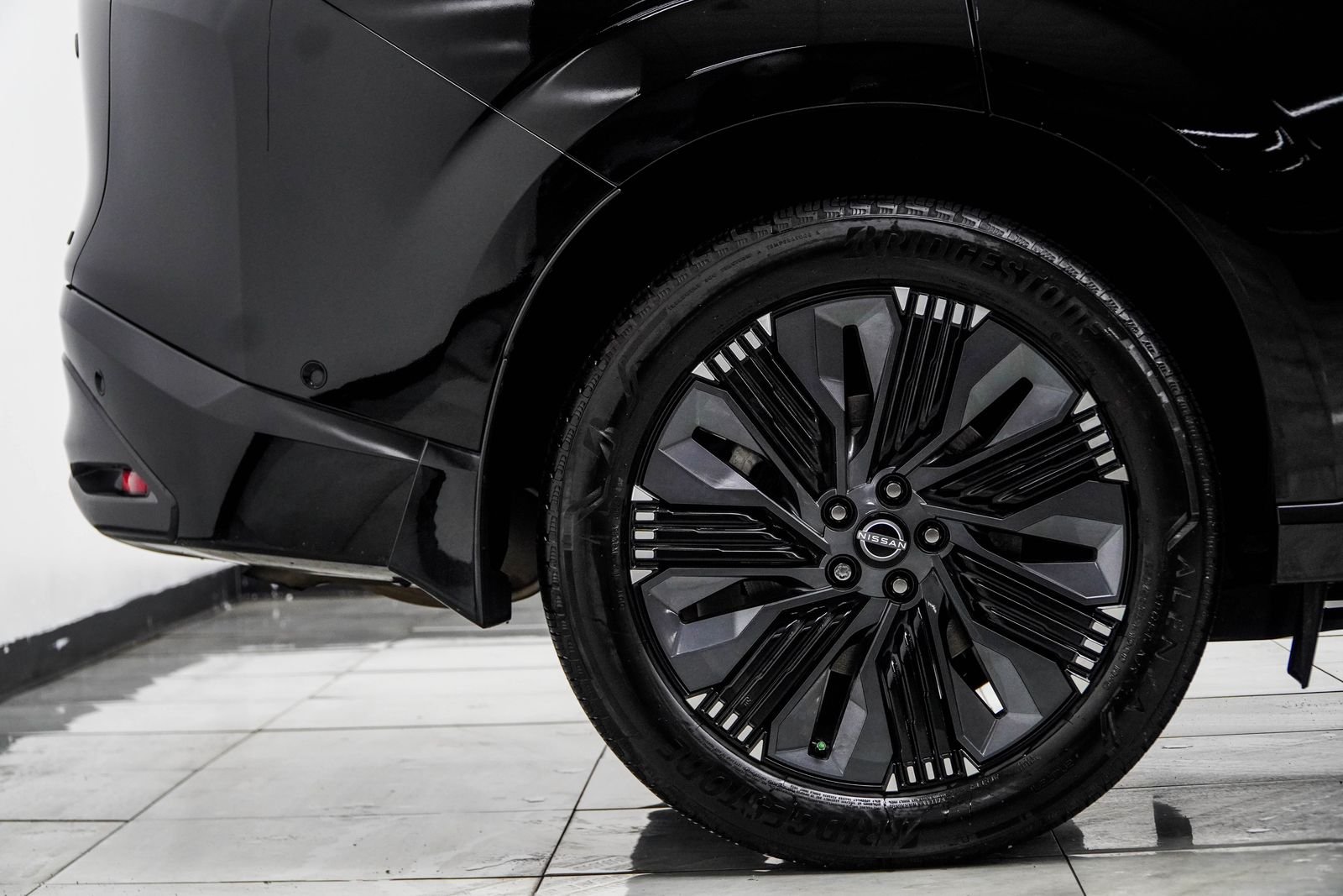 Used 2025 Black Nissan Platinum image 9