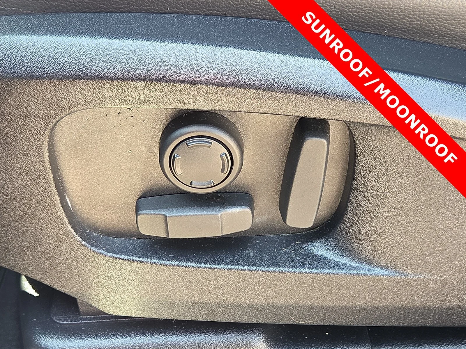 Used 2024 Carpathian Grey Premium Metallic Land Rover X-Dynamic SE image 15