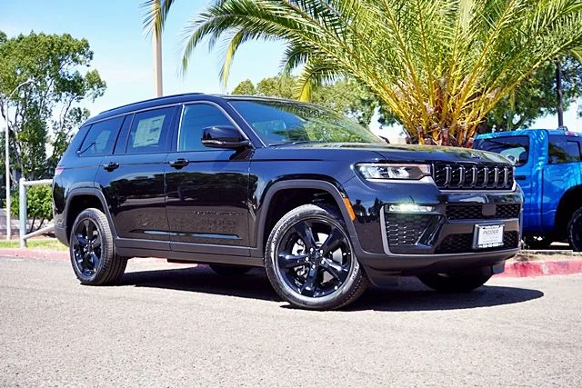 New 2026 Diamond Black Crystal Pearl-Coat Exterior Paint Jeep Limited image 2