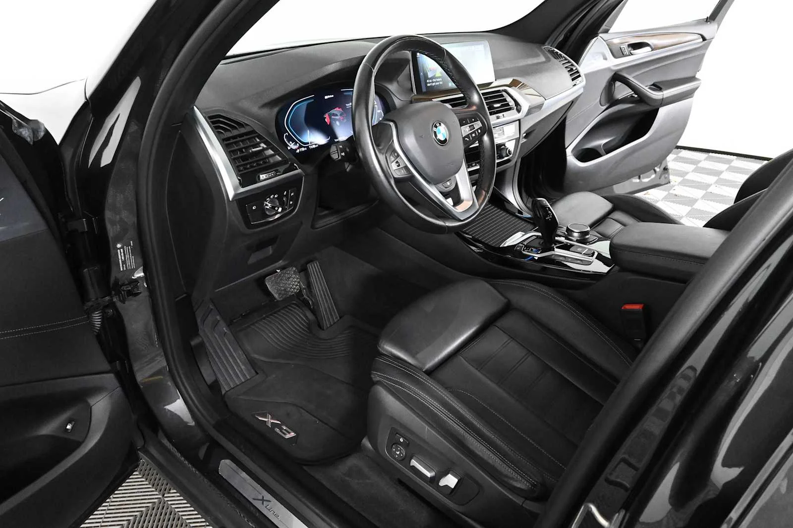 Used 2021 Dark Graphite Metallic BMW xDrive30e image 19