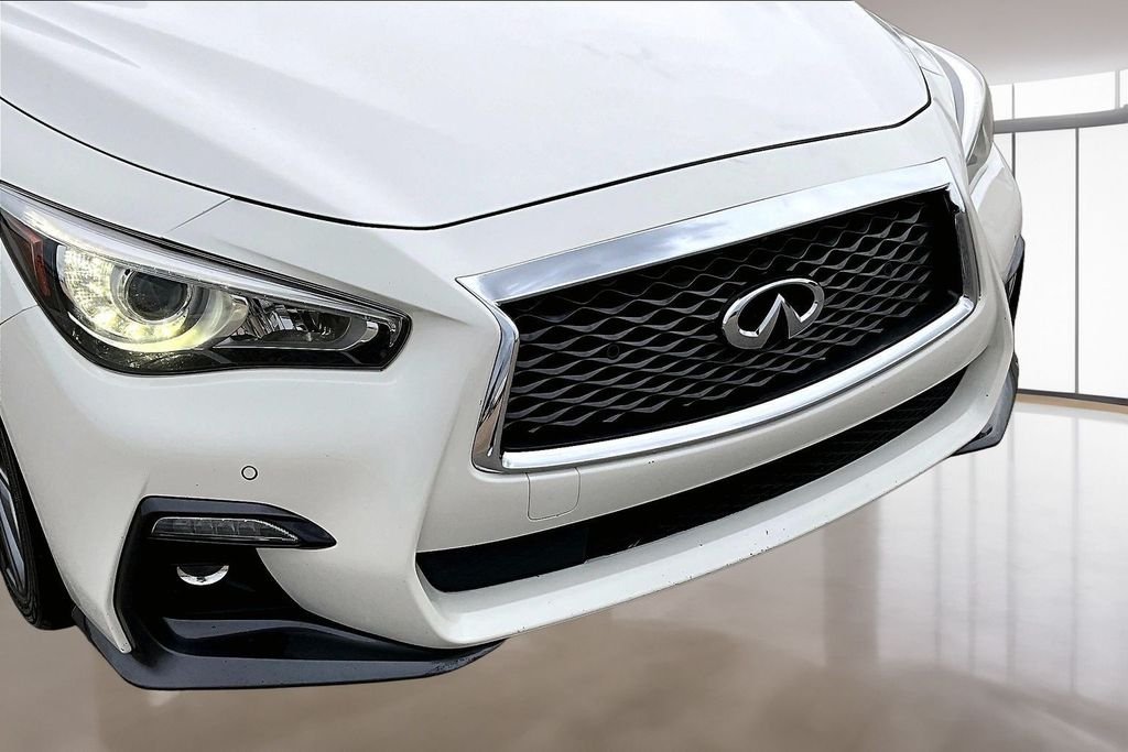 Used 2019 White INFINITI Red Sport 400 image 29