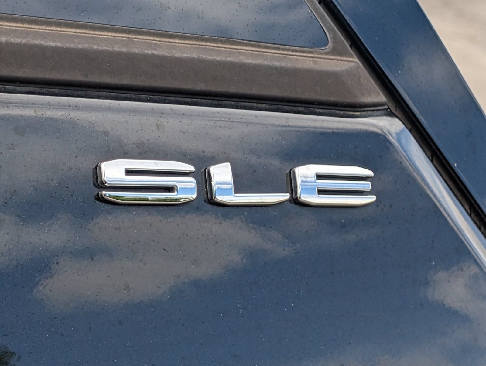 Used 2022 Ebony Twilight Metallic GMC SLE image 5