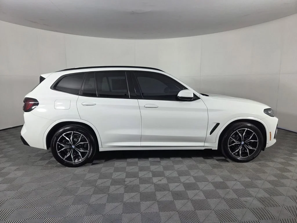 Used 2024 Alpine White BMW sDrive30i image 4