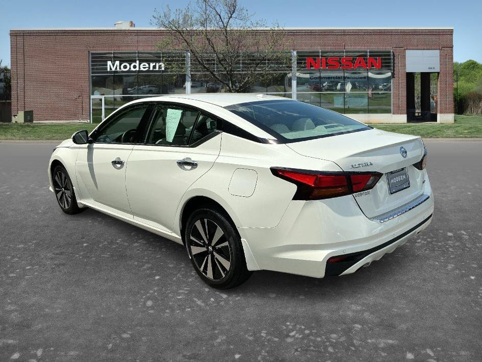 Used 2021 Pearl White Tricoat Nissan 2.5 SL image 1