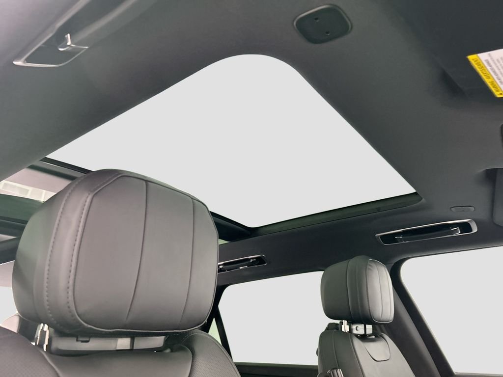 Used 2026 Fuji White Land Rover SE image 17