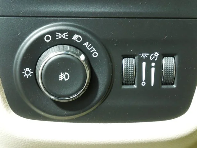 Used 2023 Silver Jeep Limited image 25