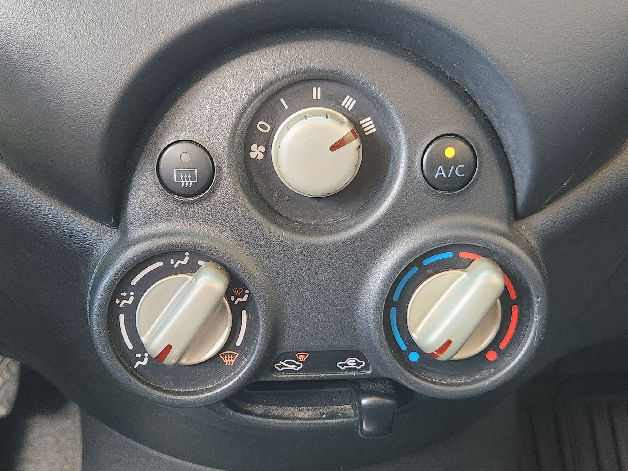 Used 2014 Titanium Nissan SV image 17