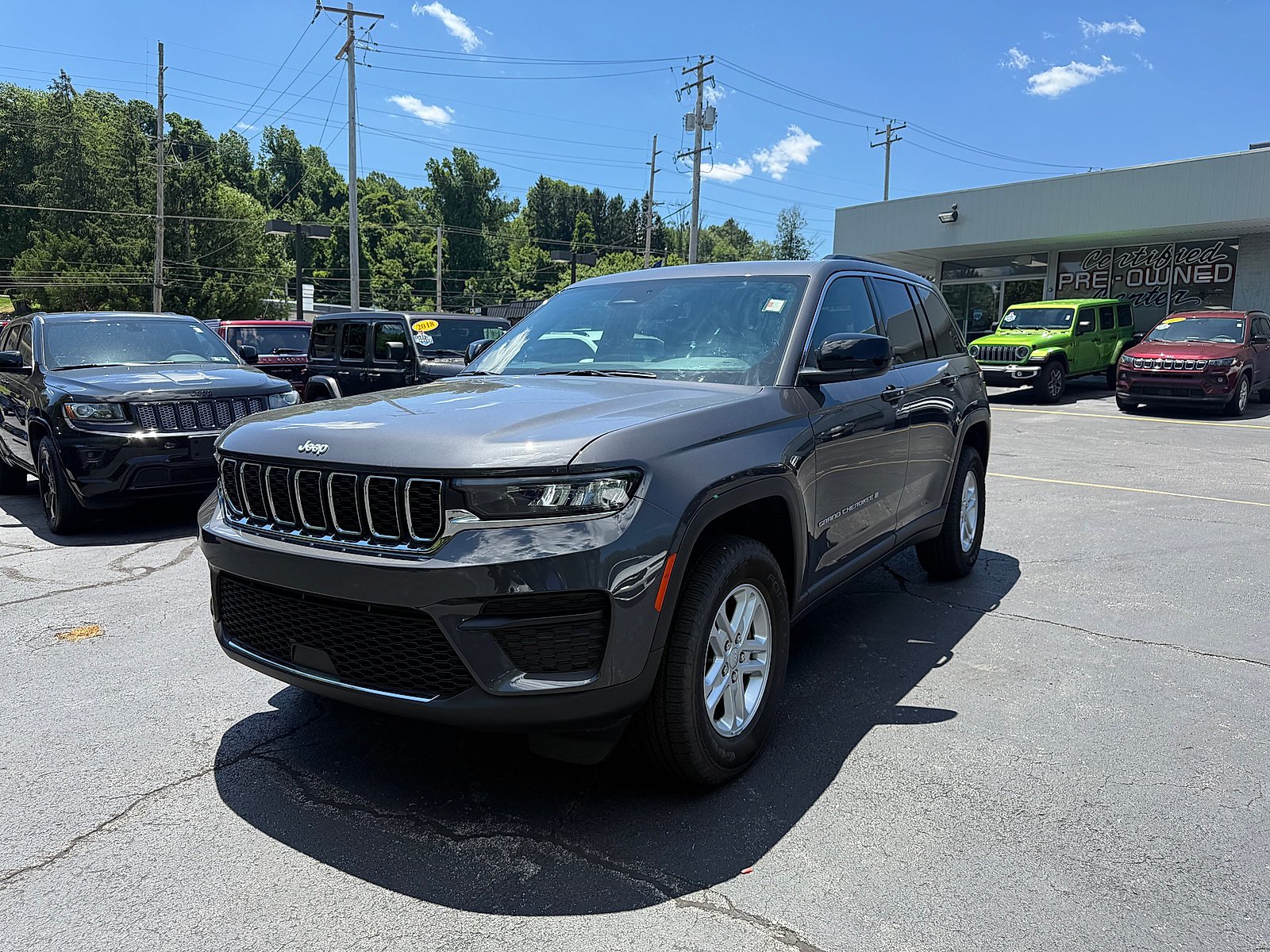 Used 2025 Baltic Gray Metallic Clearcoat Jeep Laredo image 3