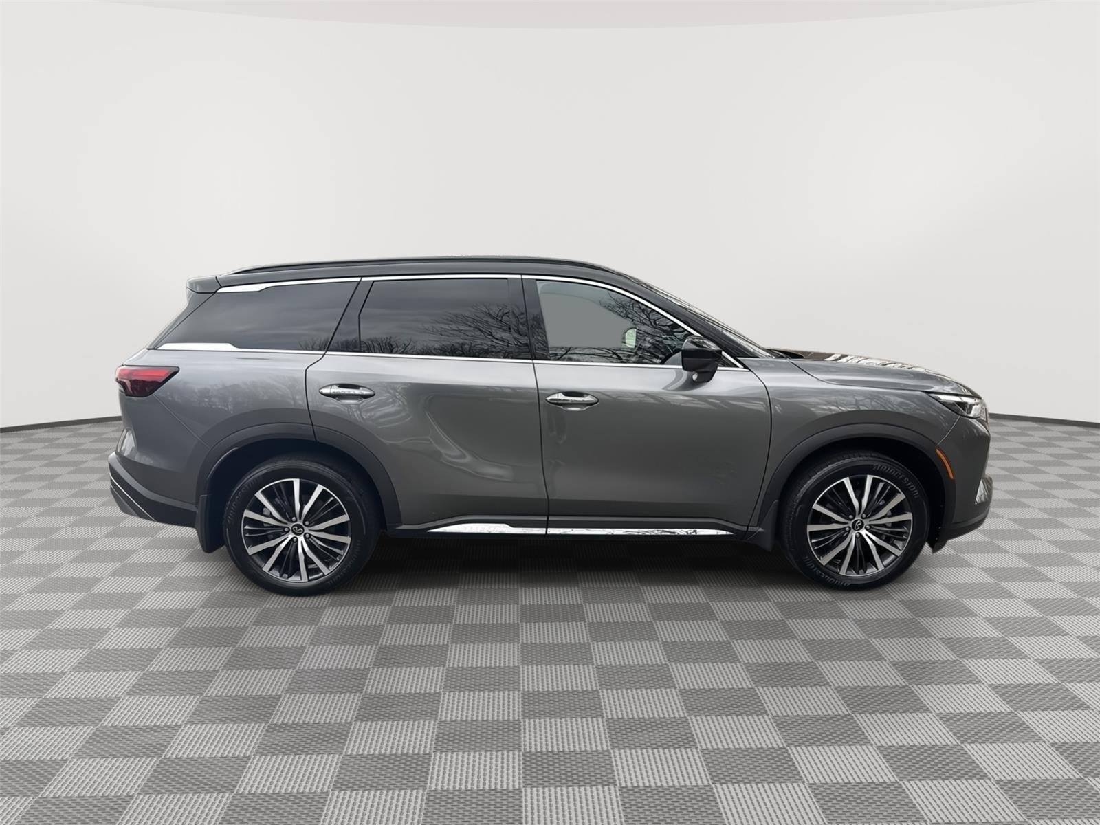 Used 2025 Graphite Shadow/Black Obsidian INFINITI AUTOGRAPH image 4