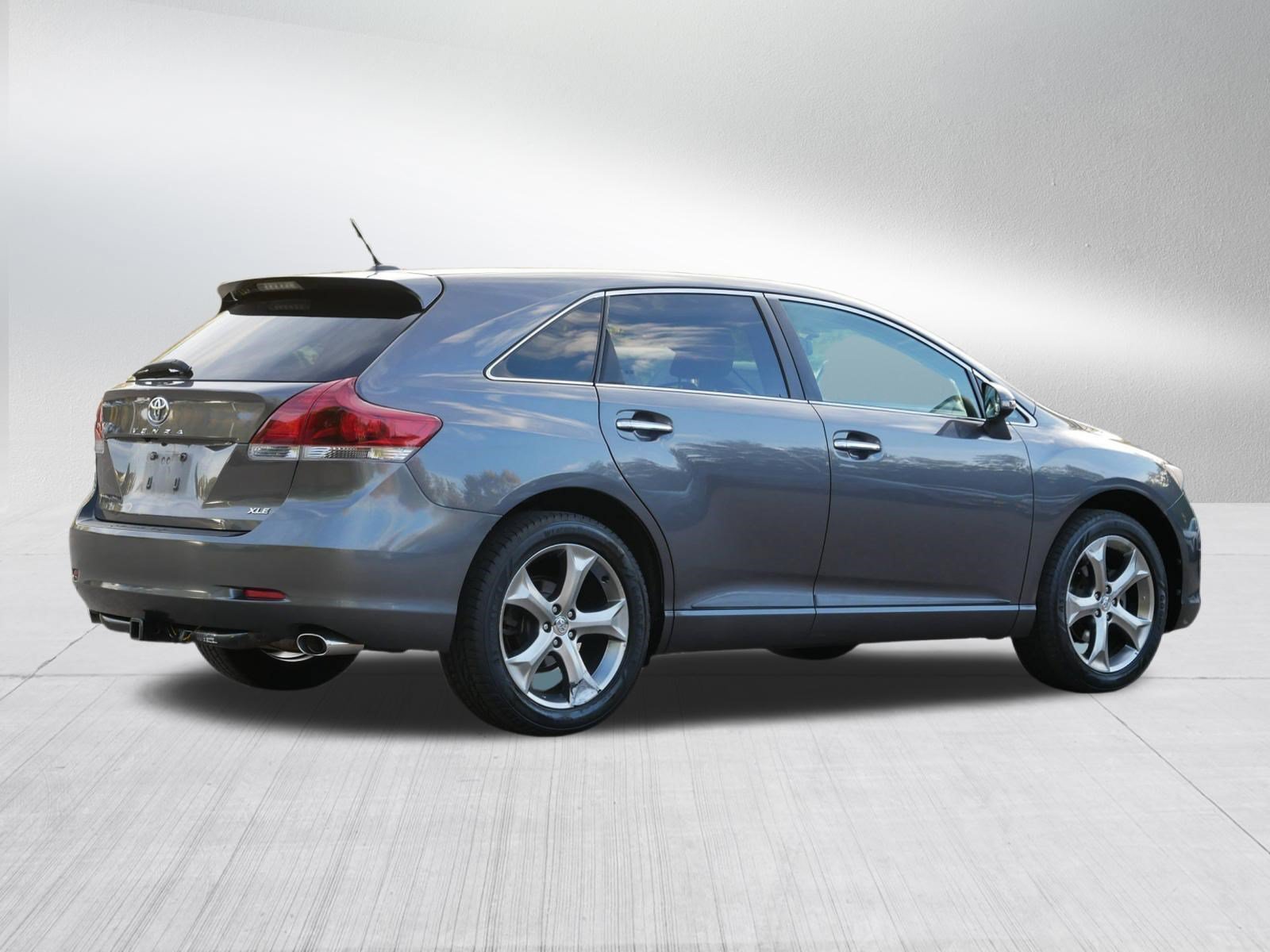 Used 2013 Magnetic Gray Metallic Toyota XLE image 7