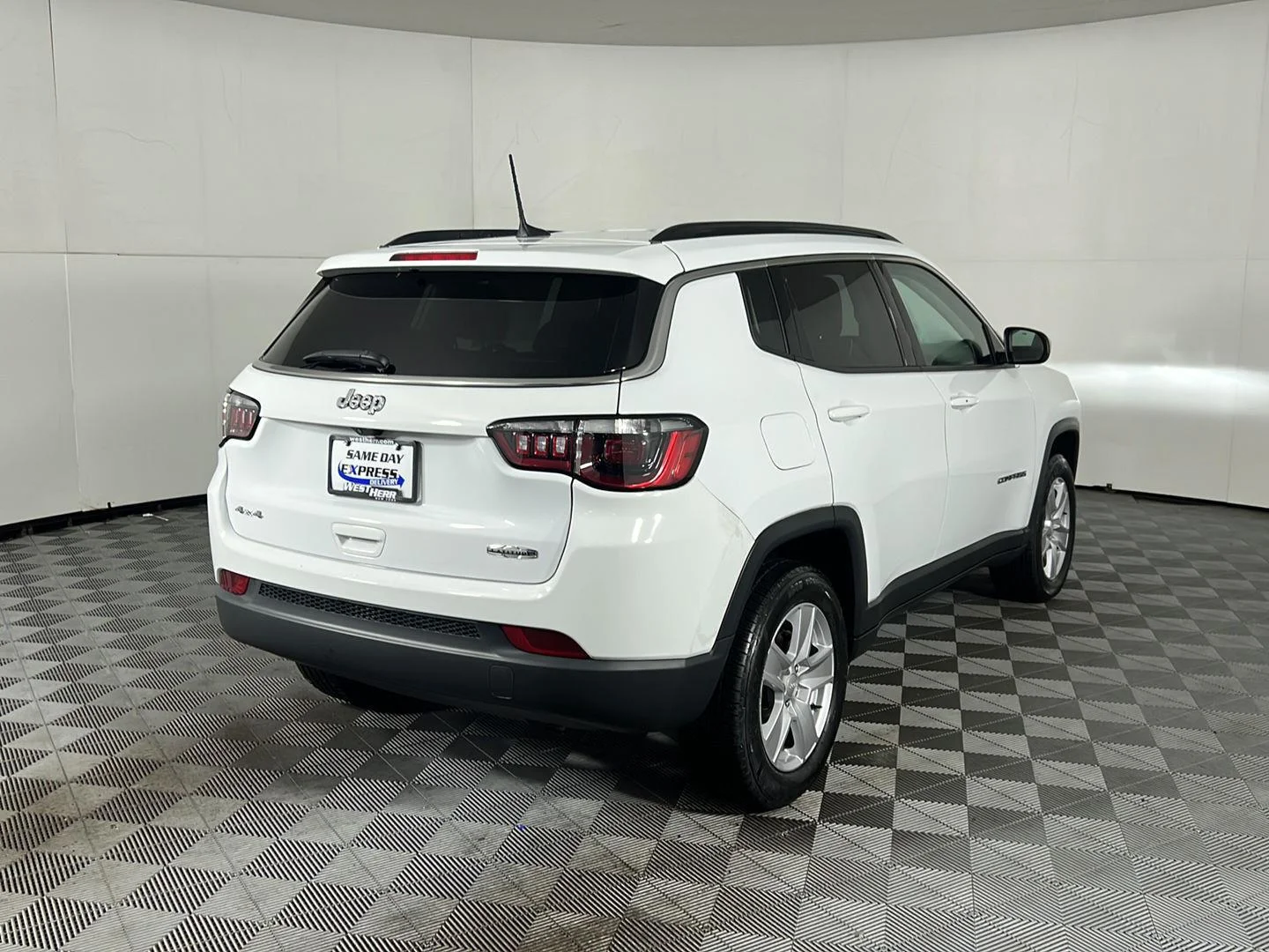 Used 2022 Bright White Clearcoat Jeep Latitude image 28