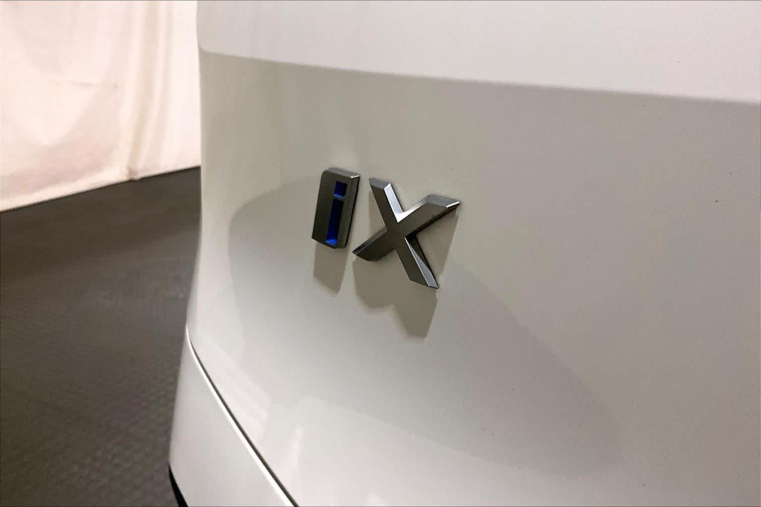 Used 2024 Alpine White BMW xDrive50 image 9