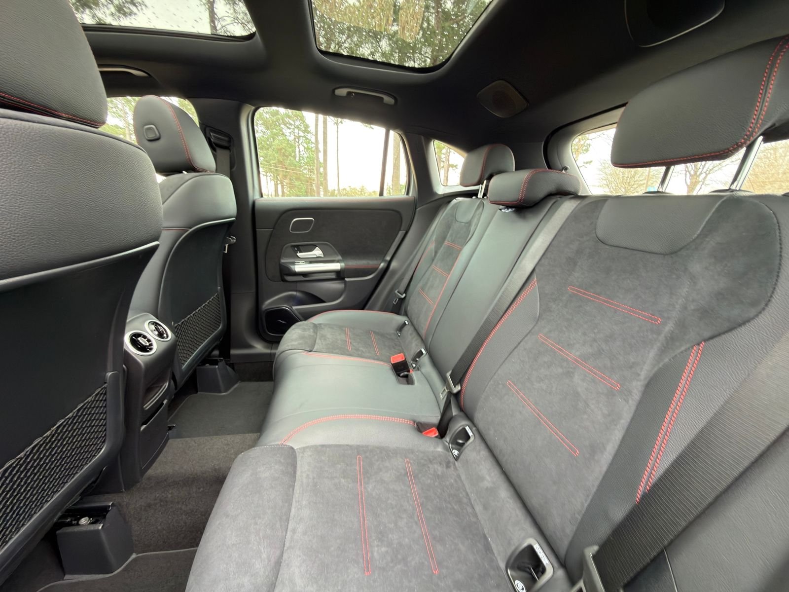 New 2026 MANUFAKTUR Alpine Gray Mercedes-Benz GLA 35 AMG® image 13