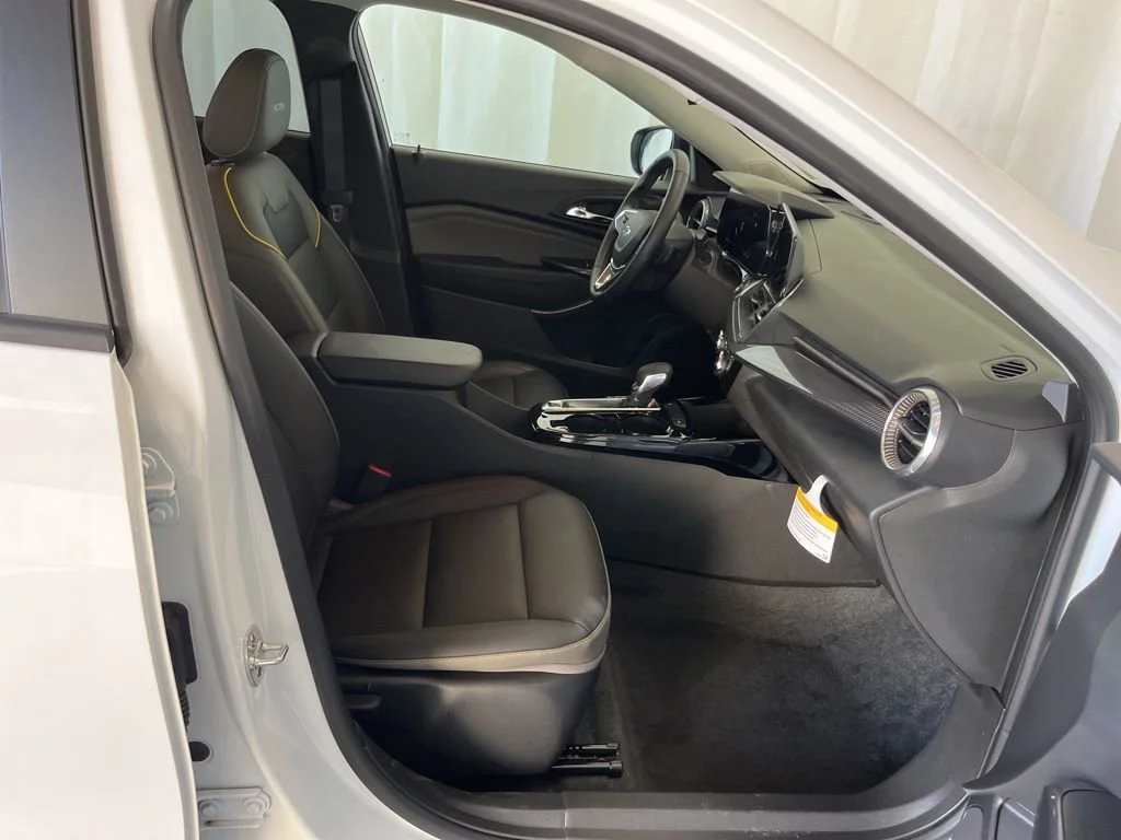 New 2025 Summit White Chevrolet ACTIV image 19