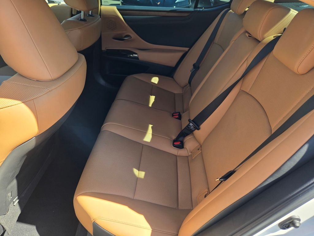 Used 2025 White Lexus 350 image 10