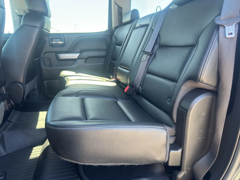 Used 2018 GRAPHITE METALLIC Chevrolet LT image 10
