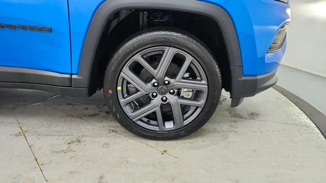 New 2026 Hydro Blue Pearl-Coat Exterior Paint Jeep Latitude image 13