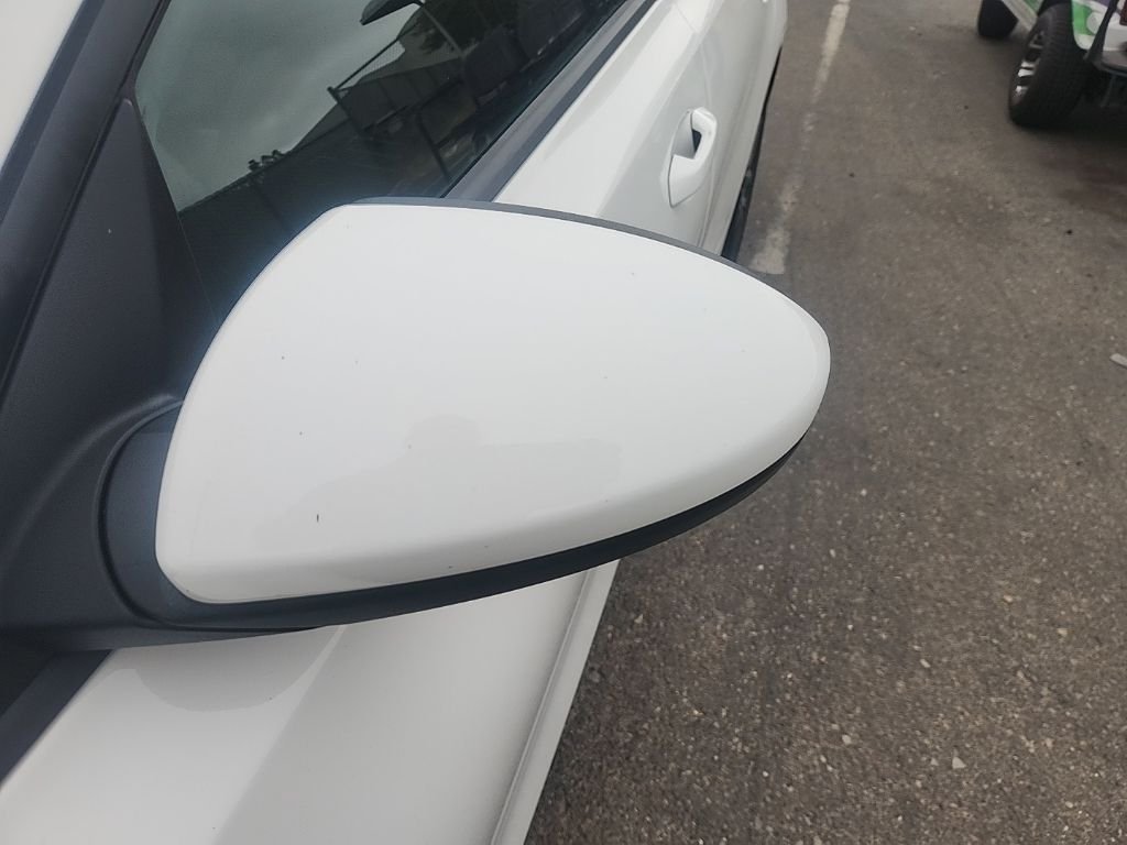 Used 2019 White Kia S image 6