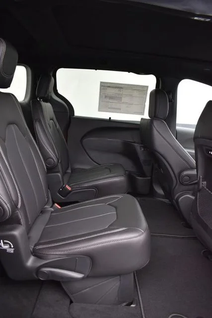 2026 Chrysler Pacifica Select - Photo 8