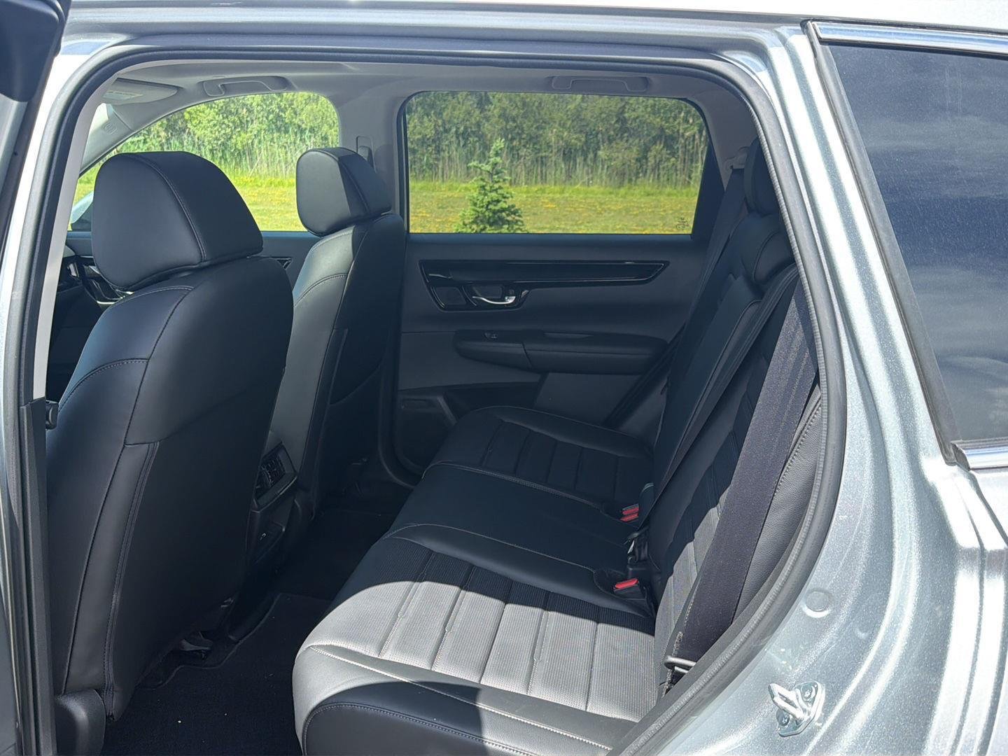 Used 2025 Solar Silver Metallic Honda EX-L image 12