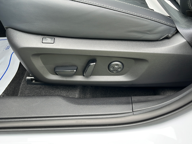Used 2025 White Mitsubishi SEL Black Edition image 10