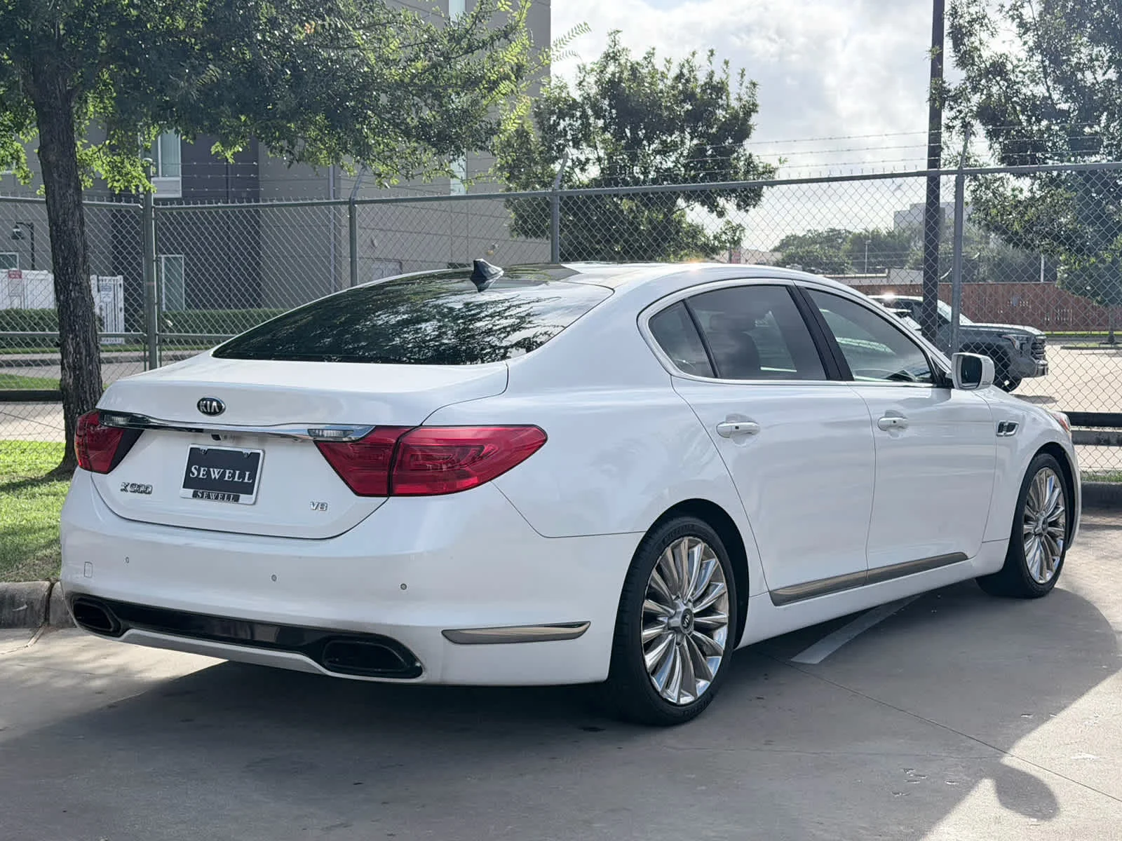 Used 2015  Kia Luxury image 4