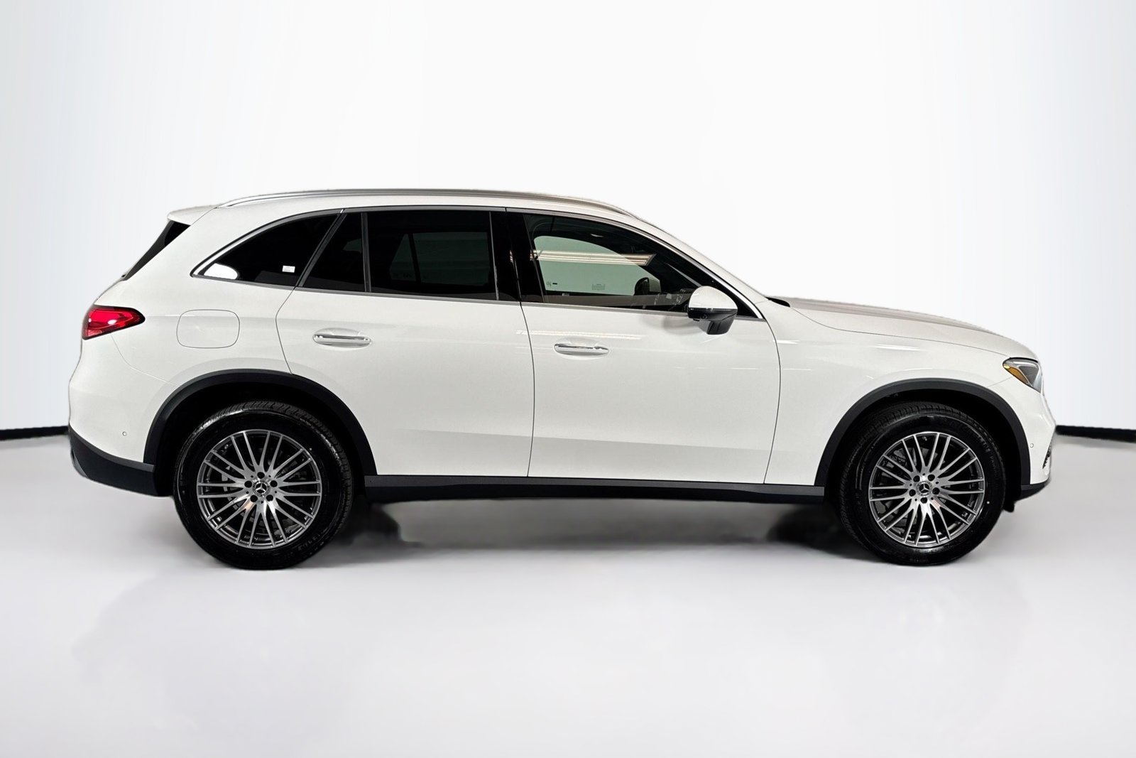 New 2026 Polar White Mercedes-Benz GLC 300 image 4