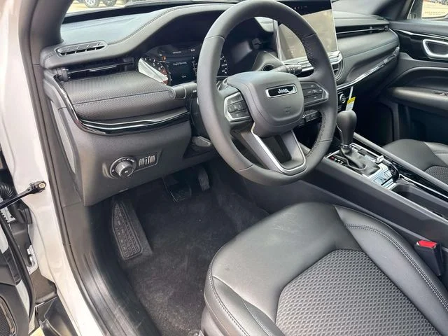 New 2026 White Jeep Latitude image 19