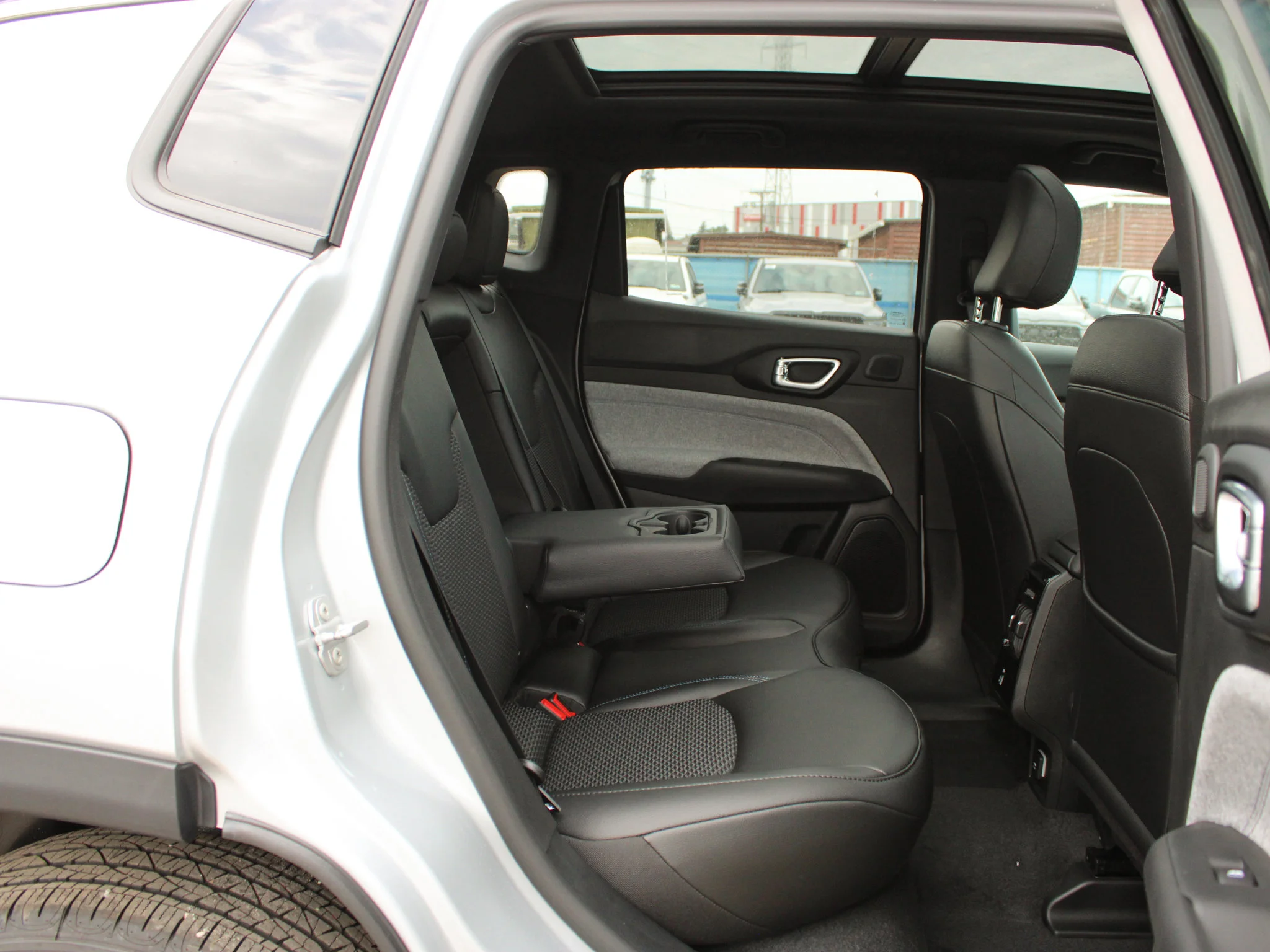 New 2025 Silver Jeep North* 4x4, Panoramic Sunroof, Heated Seats/Wheel, Wireless Charging Pad image 11