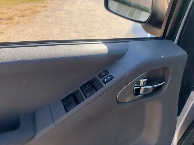 Used 2010 Silver Nissan SE image 18
