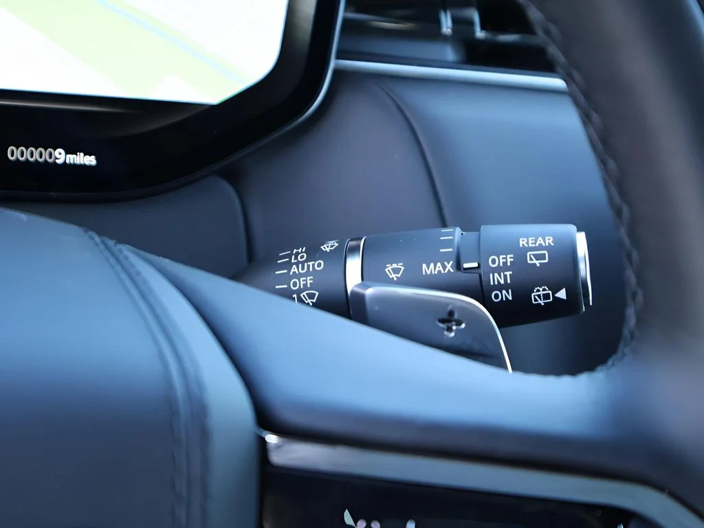 Used 2025 Fuji White Land Rover Dynamic SE image 24