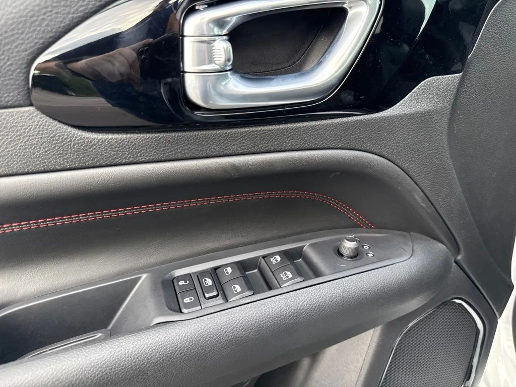 New 2026 Bright White Clear-Coat Exterior Paint Jeep Trailhawk image 17