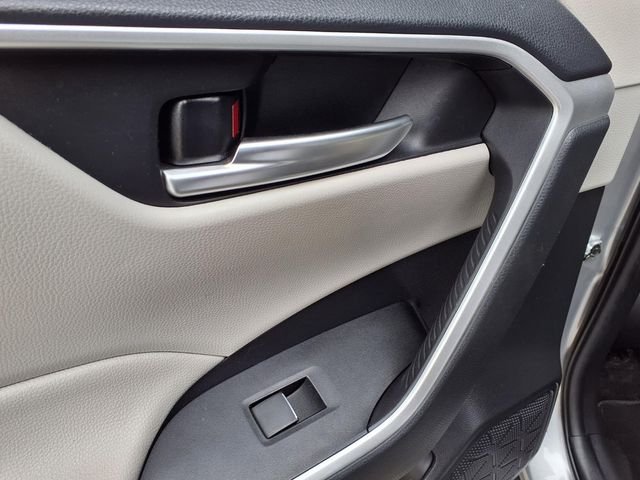 Used 2021 Silver Toyota XLE Premium image 19
