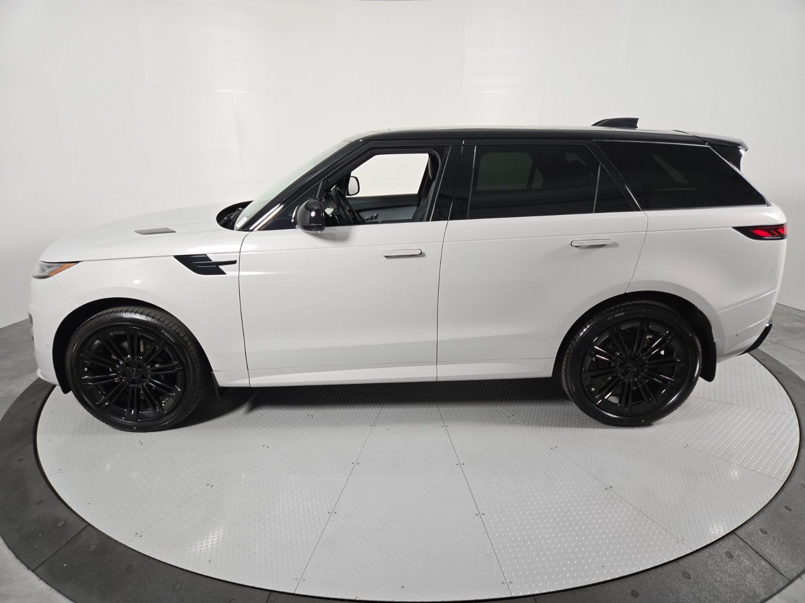 New 2026 Borasco Grey Land Rover Dynamic SE image 34