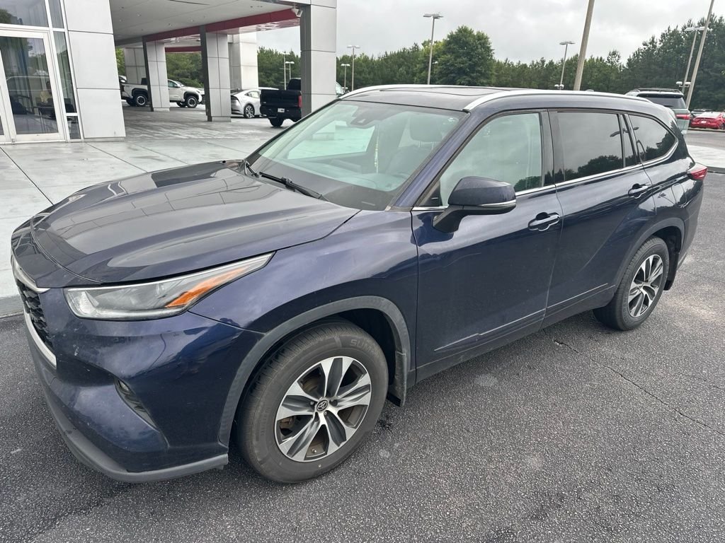 Used 2021  Toyota XLE image 2
